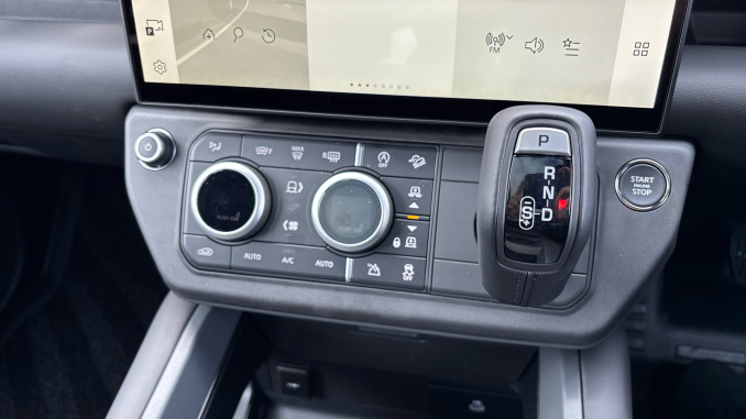Land Rover Defender 3.0 D250 X-Dynamic HSE 110 5dr Auto Diesel Estate - Image 13